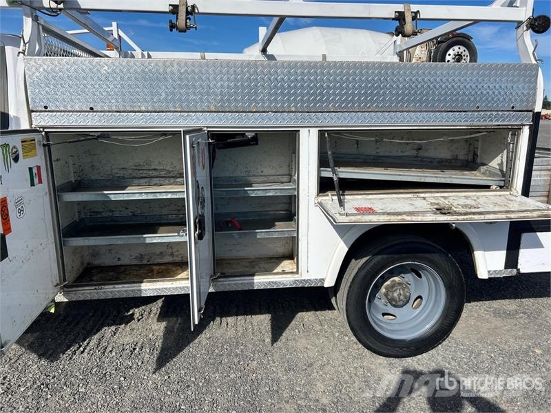 Ford F-550 XL 4x2 Utility Truck 皮卡车
