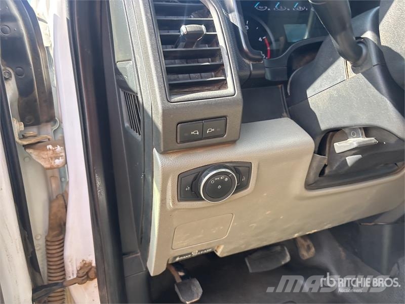 Ford F-550 XL 4x4 Crew Cab Flatbed Truck Platós / Ponyvás teherautók