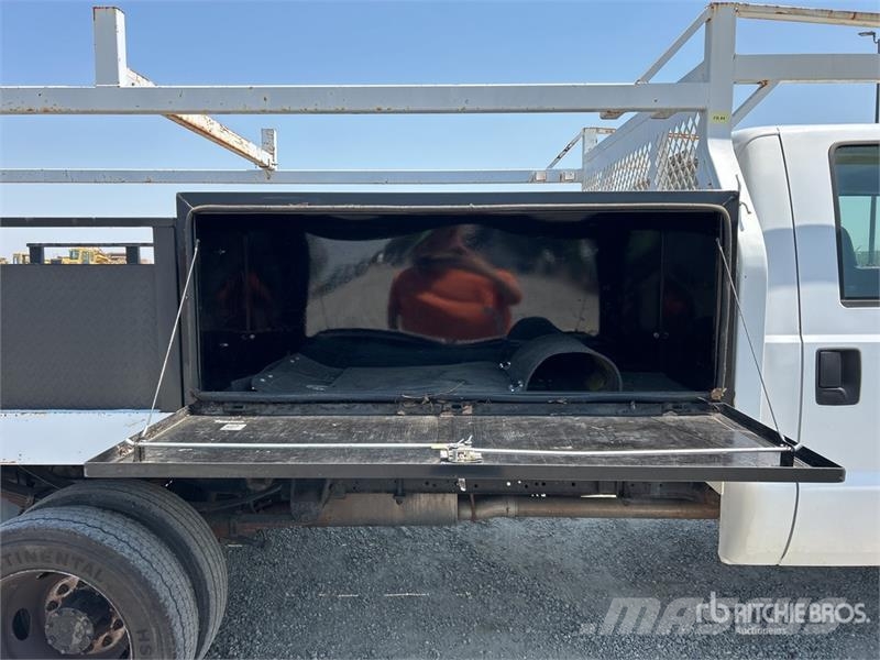 Ford F-550 XL 4x4 Crew Cab Flatbed Truck Kamioni sa otvorenim sandukom