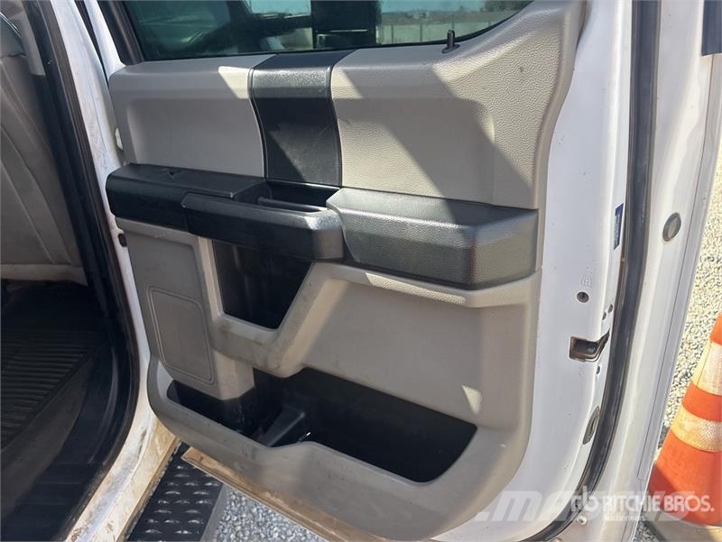 Ford F-550 XL 4x4 Crew Cab Flatbed Truck Platós / Ponyvás teherautók