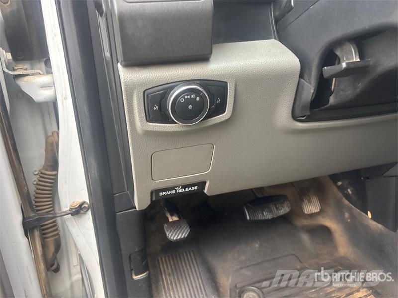 Ford F-550 XL 4x4 Crew Cab Utility Truck Vieglais kravas automobilis/izkraušana no sāniem