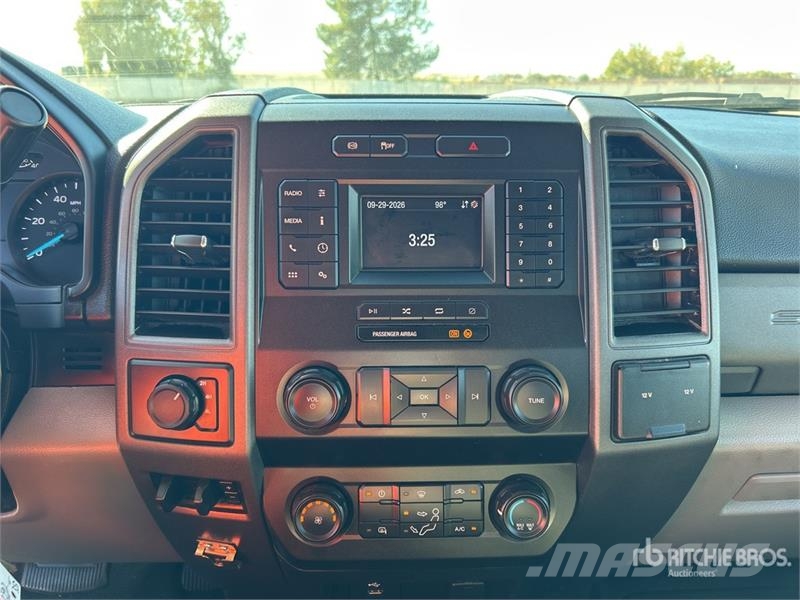 Ford F-550 XL 4x4 Crew Cab Flatbed Truck Platte bakwagens