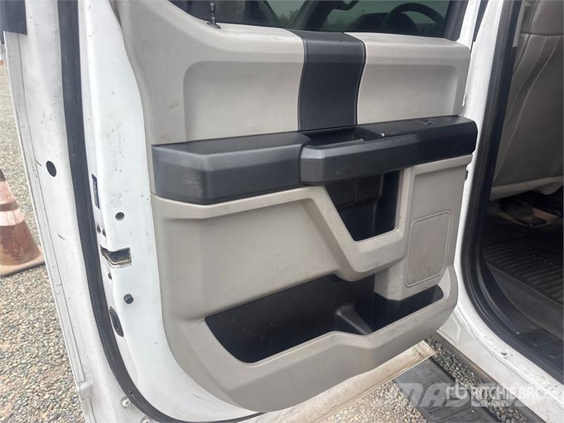 Ford F-550 XL 4x4 Crew Cab Utility Truck Vieglais kravas automobilis/izkraušana no sāniem