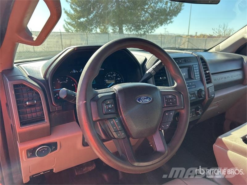 Ford F-550 XL 4x4 Crew Cab Flatbed Truck Platte bakwagens