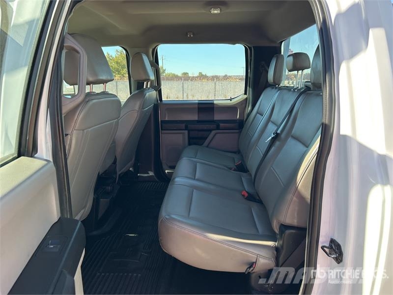 Ford F-550 XL 4x4 Crew Cab Flatbed Truck Platte bakwagens
