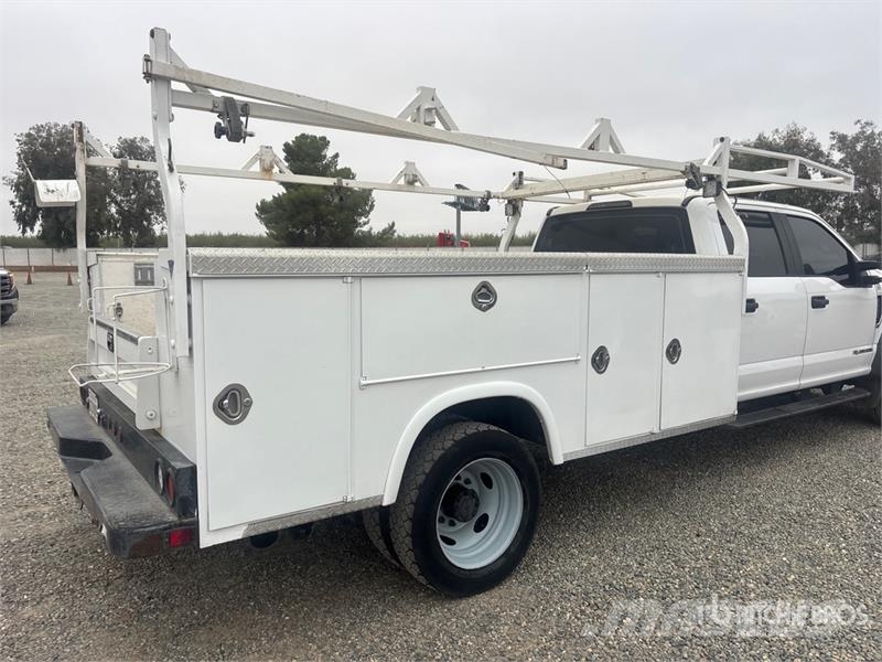 Ford F-550 XL 4x4 Crew Cab Utility Truck Vieglais kravas automobilis/izkraušana no sāniem