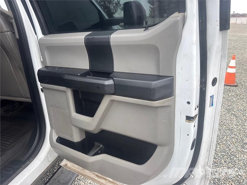 Ford F-550 XL 4x4 Crew Cab Utility Truck Vieglais kravas automobilis/izkraušana no sāniem