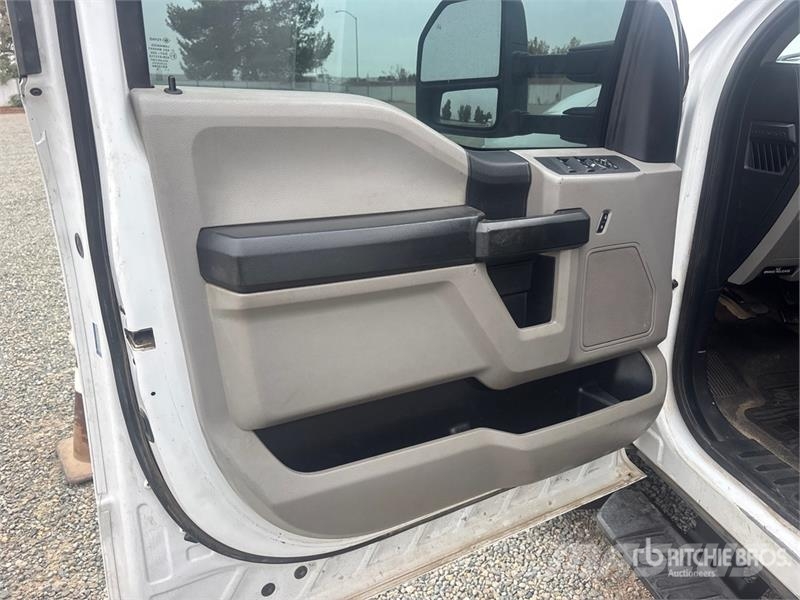 Ford F-550 XL 4x4 Crew Cab Utility Truck Vieglais kravas automobilis/izkraušana no sāniem