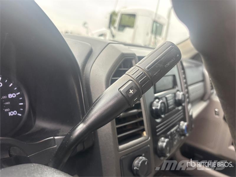 Ford F-550 XL 4x4 Crew Cab Utility Truck Vieglais kravas automobilis/izkraušana no sāniem