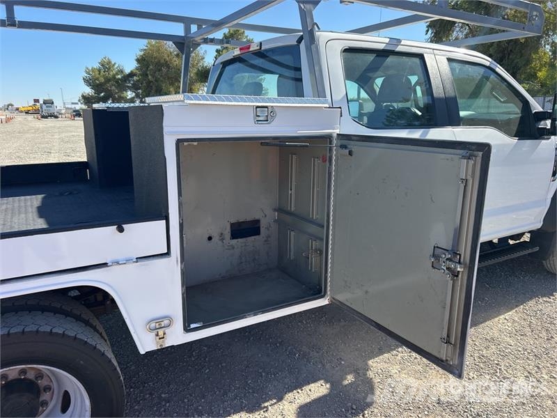 Ford F-550 XL 4x4 Crew Cab Flatbed Truck Platte bakwagens