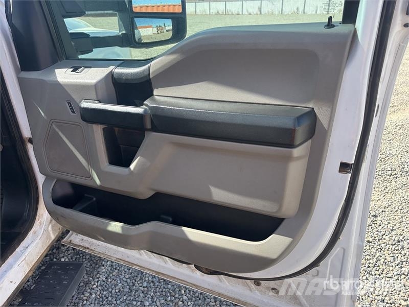 Ford F-550 XL 4x4 Crew Cab Flatbed Truck Platós / Ponyvás teherautók