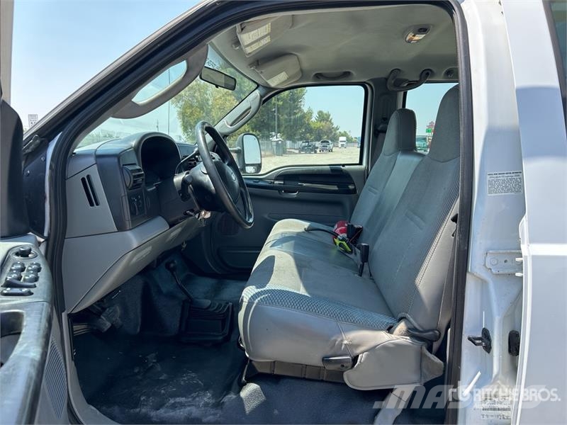 Ford F-550 XL 4x4 Crew Cab Flatbed Truck Kamioni sa otvorenim sandukom
