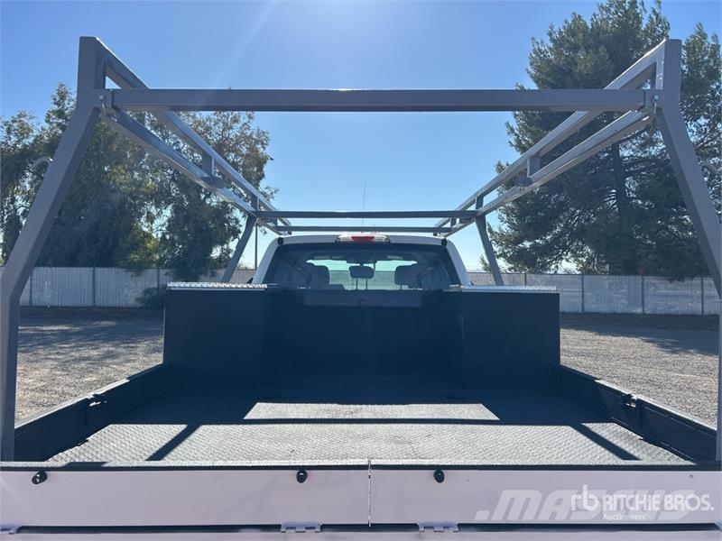 Ford F-550 XL 4x4 Crew Cab Flatbed Truck Platte bakwagens