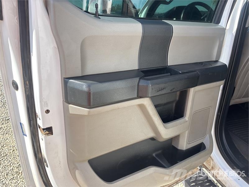Ford F-550 XL 4x4 Crew Cab Flatbed Truck Platós / Ponyvás teherautók