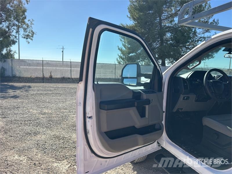 Ford F-550 XL 4x4 Crew Cab Flatbed Truck Platte bakwagens