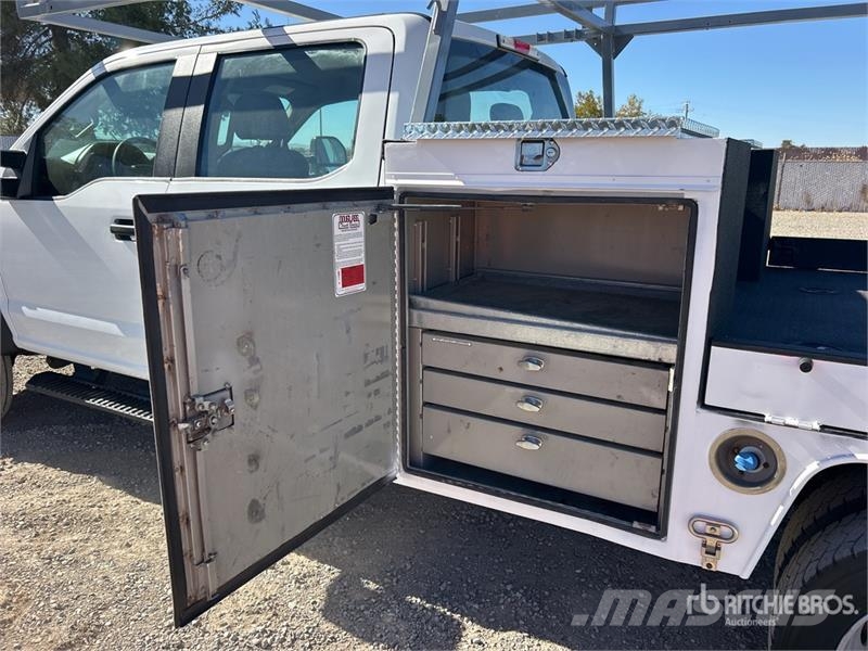 Ford F-550 XL 4x4 Crew Cab Flatbed Truck Platte bakwagens