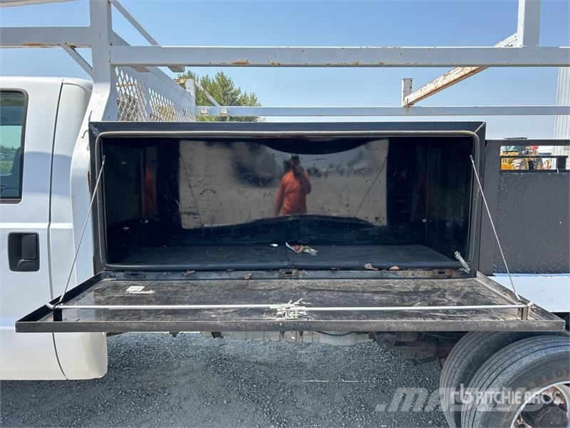 Ford F-550 XL 4x4 Crew Cab Flatbed Truck Kamioni sa otvorenim sandukom