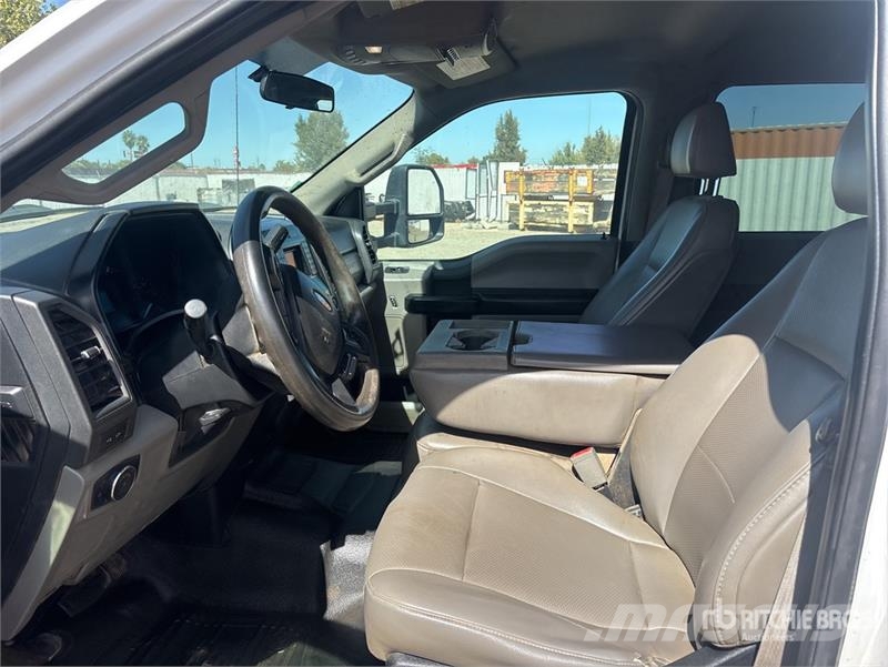 Ford F-550 XL 4x4 Crew Cab Flatbed Truck Platós / Ponyvás teherautók