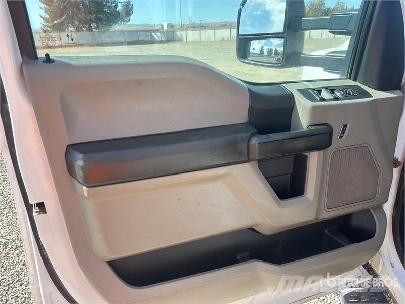 Ford F-550 XL 4x4 Crew Cab Flatbed Truck Platós / Ponyvás teherautók