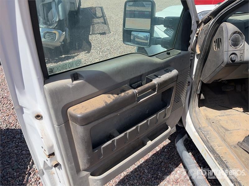 Ford F-550 XL 4x4 Extended Cab Cab and Chassis Cabinas e interior