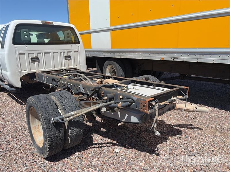 Ford F-550 XL 4x4 Extended Cab Cab and Chassis Cabinas e interior