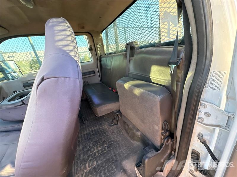 Ford F-550 XL 4x4 Extended Cab Flatbed Truck Tovornjaki s kesonom/platojem