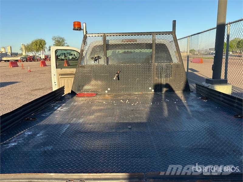 Ford F-550 XL 4x4 Extended Cab Flatbed Truck Tovornjaki s kesonom/platojem