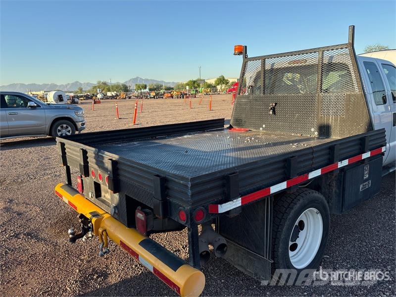 Ford F-550 XL 4x4 Extended Cab Flatbed Truck Tovornjaki s kesonom/platojem