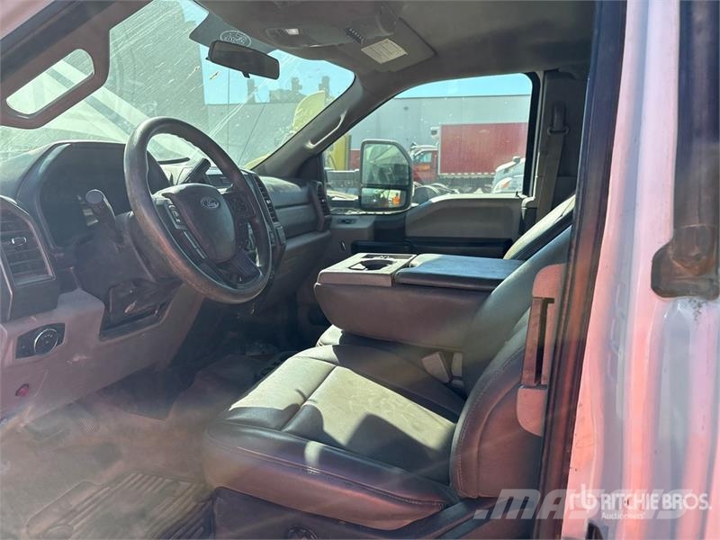 Ford F-550 XL 4x4 Extended Cab Utility Truck Prekucniki
