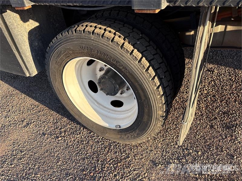 Ford F-550 XL 4x4 Extended Cab Flatbed Truck Tovornjaki s kesonom/platojem