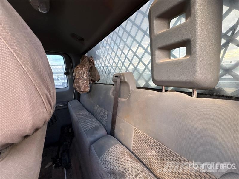 Ford F-550 XL 4x4 Extended Cab Flatbed Truck Tovornjaki s kesonom/platojem
