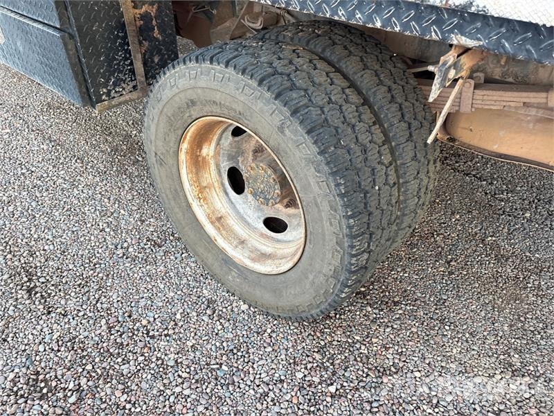 Ford F-550 XL 4x4 Extended Cab Flatbed Truck Tovornjaki s kesonom/platojem