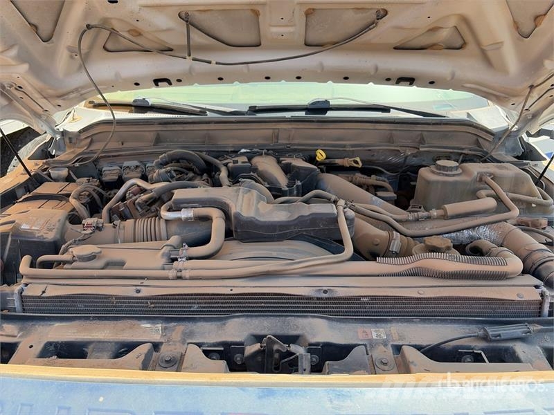 Ford F-550 XL 4x4 Extended Cab Cab and Chassis Cabinas e interior