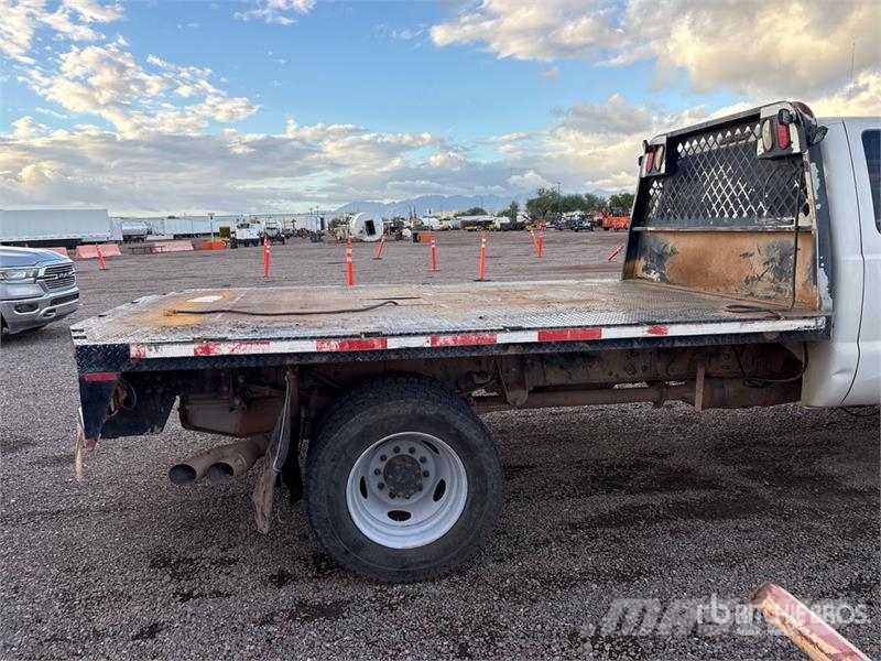 Ford F-550 XL 4x4 Extended Cab Flatbed Truck Tovornjaki s kesonom/platojem