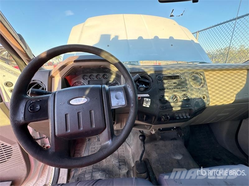 Ford F-550 XL 4x4 Extended Cab Flatbed Truck Tovornjaki s kesonom/platojem