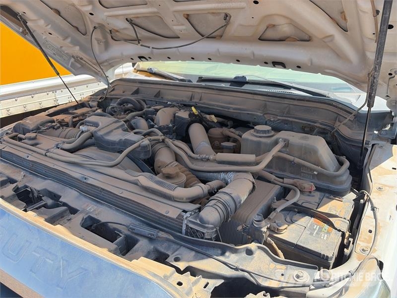 Ford F-550 XL 4x4 Extended Cab Cab and Chassis Cabinas e interior