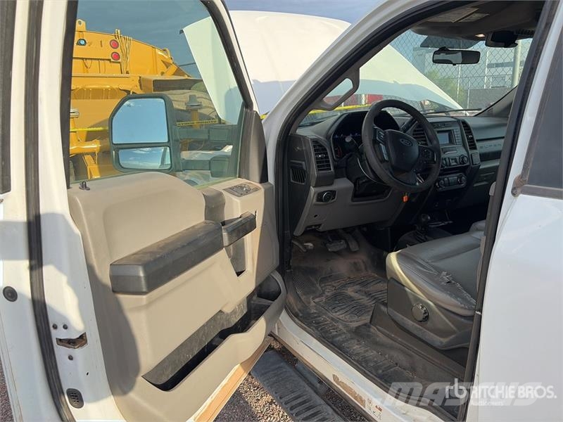 Ford F-550 XL 4x4 Extended Cab Cab and Chassis Kabinen
