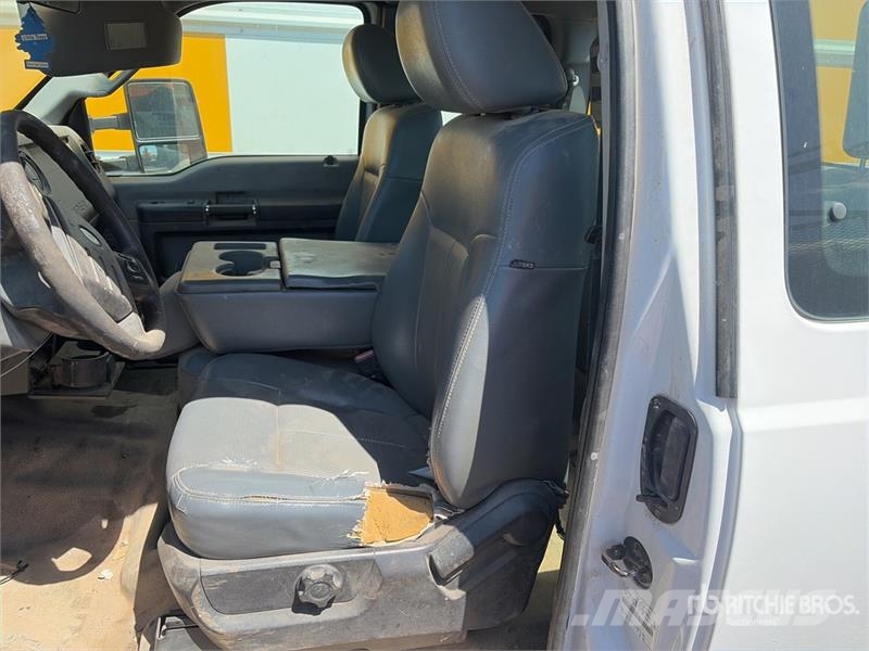 Ford F-550 XL 4x4 Extended Cab Cab and Chassis Cabinas e interior