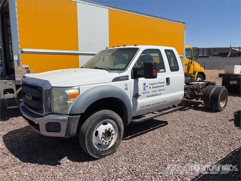 Ford F-550 XL 4x4 Extended Cab Cab and Chassis Cabinas e interior