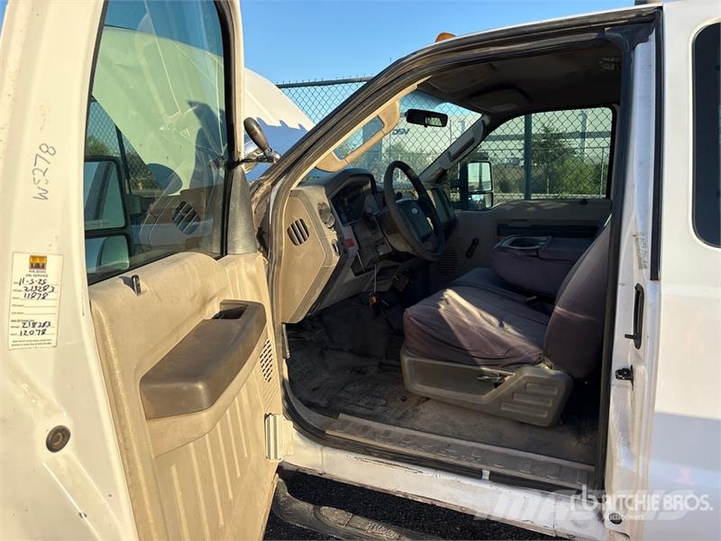 Ford F-550 XL 4x4 Extended Cab Flatbed Truck Tovornjaki s kesonom/platojem