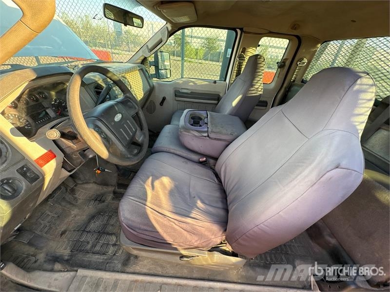 Ford F-550 XL 4x4 Extended Cab Flatbed Truck Tovornjaki s kesonom/platojem