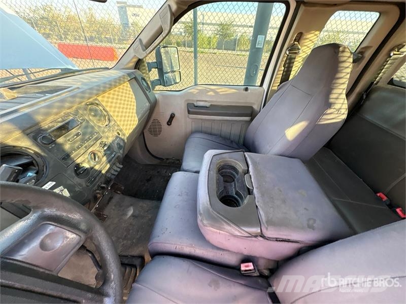 Ford F-550 XL 4x4 Extended Cab Flatbed Truck Tovornjaki s kesonom/platojem