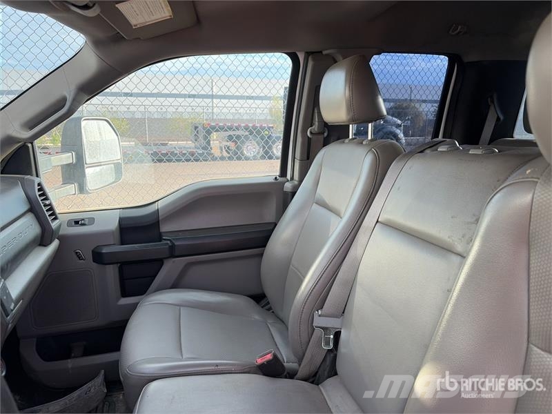 Ford F-550 XL 4x4 Extended Cab Cab and Chassis Kabinen