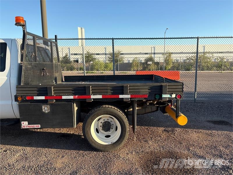 Ford F-550 XL 4x4 Extended Cab Flatbed Truck Tovornjaki s kesonom/platojem