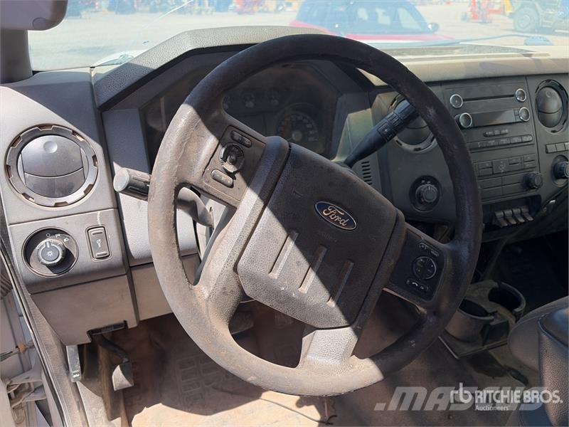 Ford F-550 XL 4x4 Extended Cab Cab and Chassis Cabinas e interior