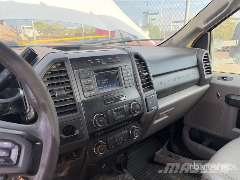 Ford F-550 XL 4x4 Extended Cab Cab and Chassis Kabinen