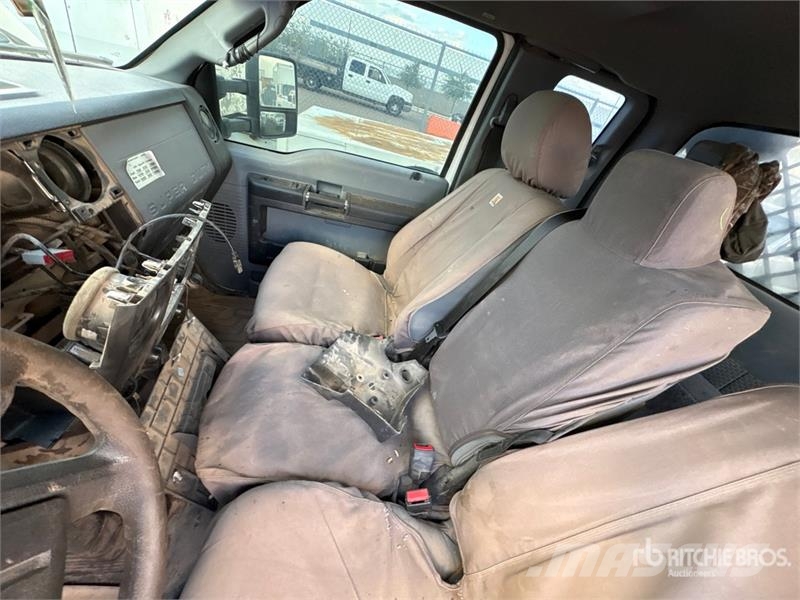 Ford F-550 XL 4x4 Extended Cab Flatbed Truck Tovornjaki s kesonom/platojem