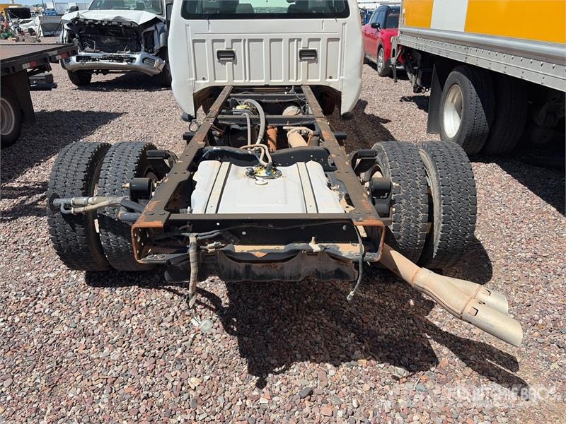 Ford F-550 XL 4x4 Extended Cab Cab and Chassis Cabinas e interior