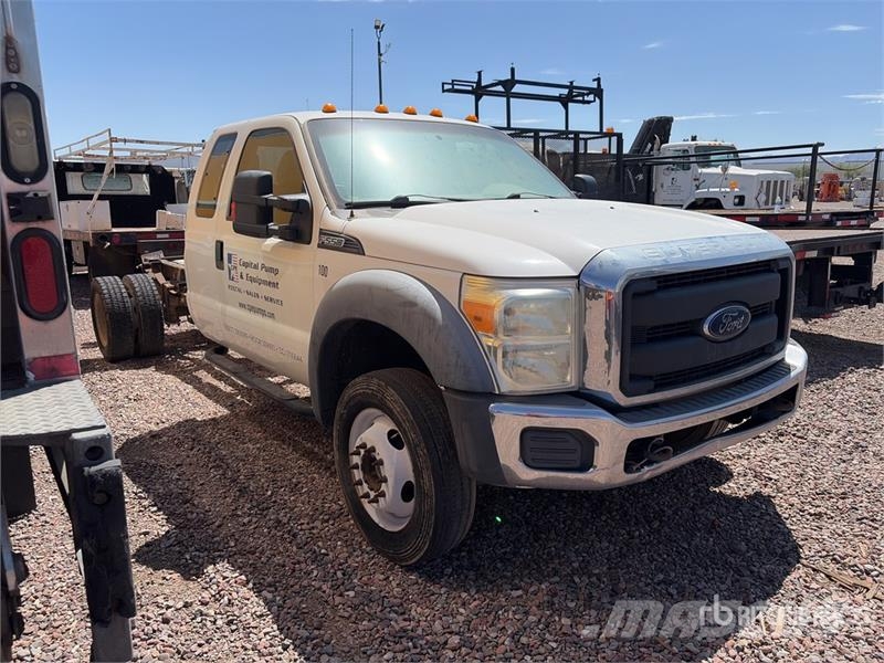 Ford F-550 XL 4x4 Extended Cab Cab and Chassis Cabinas e interior