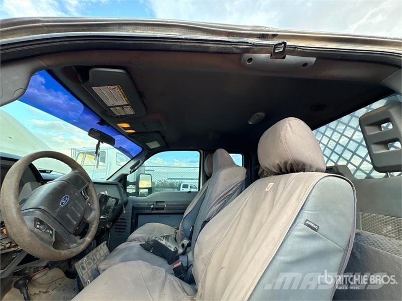 Ford F-550 XL 4x4 Extended Cab Flatbed Truck Tovornjaki s kesonom/platojem